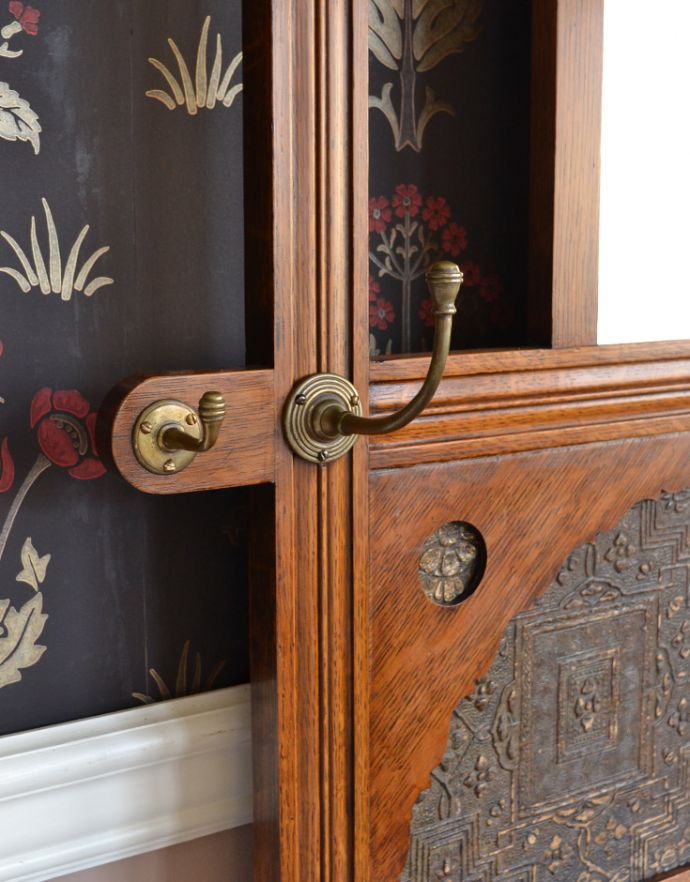 アンティークの玄関収納　アンティーク家具　贅沢な装飾が美しいお花のタイルが付いたホールスタンド、イギリスのアンティーク家具 。オシャレなデザインのフック。(k-1425-f)