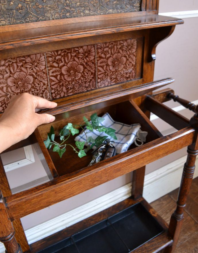 アンティークの玄関収納　アンティーク家具　贅沢な装飾が美しいお花のタイルが付いたホールスタンド、イギリスのアンティーク家具 。靴ブラシを入れていたフタ付き収納も。(k-1425-f)