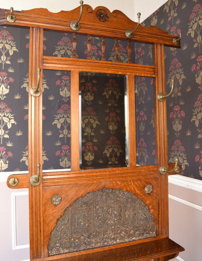 アンティークの玄関収納　アンティーク家具　贅沢な装飾が美しいお花のタイルが付いたホールスタンド、イギリスのアンティーク家具 。鏡があることで、出かける前にサッと身だしなみチェックできるから本当に便利。(k-1425-f)