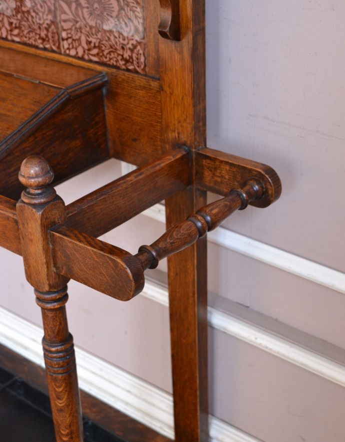 アンティークの玄関収納　アンティーク家具　贅沢な装飾が美しいお花のタイルが付いたホールスタンド、イギリスのアンティーク家具 。両サイドに物が掛けられます。(k-1425-f)