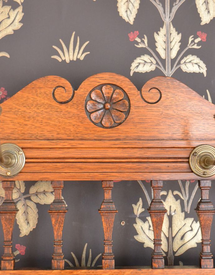 アンティークの玄関収納　アンティーク家具　贅沢な装飾が美しいお花のタイルが付いたホールスタンド、イギリスのアンティーク家具 。木の装飾が上品なアクセントになっています。(k-1425-f)