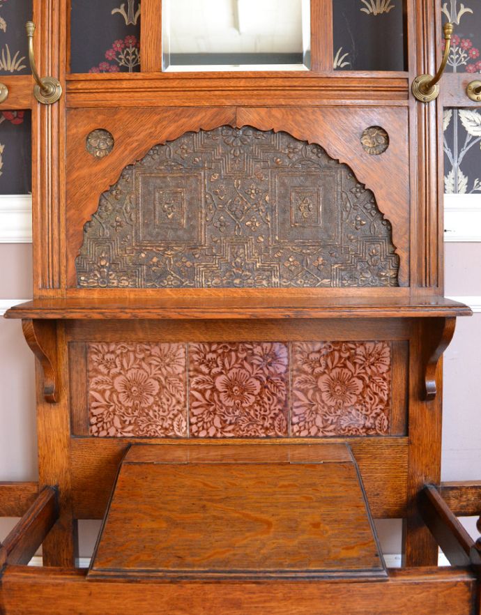 アンティークの玄関収納　アンティーク家具　贅沢な装飾が美しいお花のタイルが付いたホールスタンド、イギリスのアンティーク家具 。落ち着いて上品なデザインが日本のお家にも似合います。(k-1425-f)