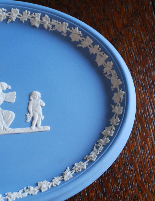 美しいレリーフに魅了されるアンティークのジャスパーウェア、ウェッジ