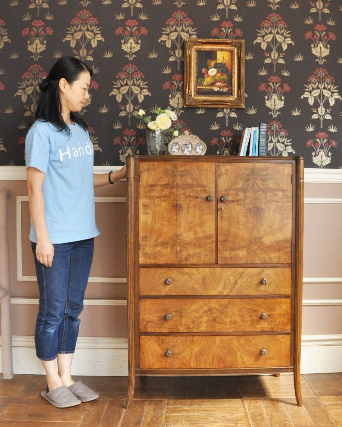 アンティークのチェスト　アンティーク家具　表情豊かなウォルナット材の木目がとっても美しい、アンティークのカップボードチェスト（食器棚）。中が見えないので、生活感が出てしまう細々した物をたっぷり収納するのにピッタリです！（モデルの身長は159cmです）。(k-1427-f)