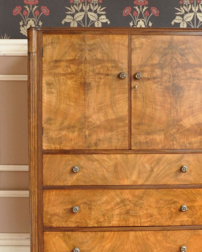 アンティークのチェスト　アンティーク家具　表情豊かなウォルナット材の木目がとっても美しい、アンティークのカップボードチェスト（食器棚）。めずらしい明るい色のカップボードチェスト。(k-1427-f)