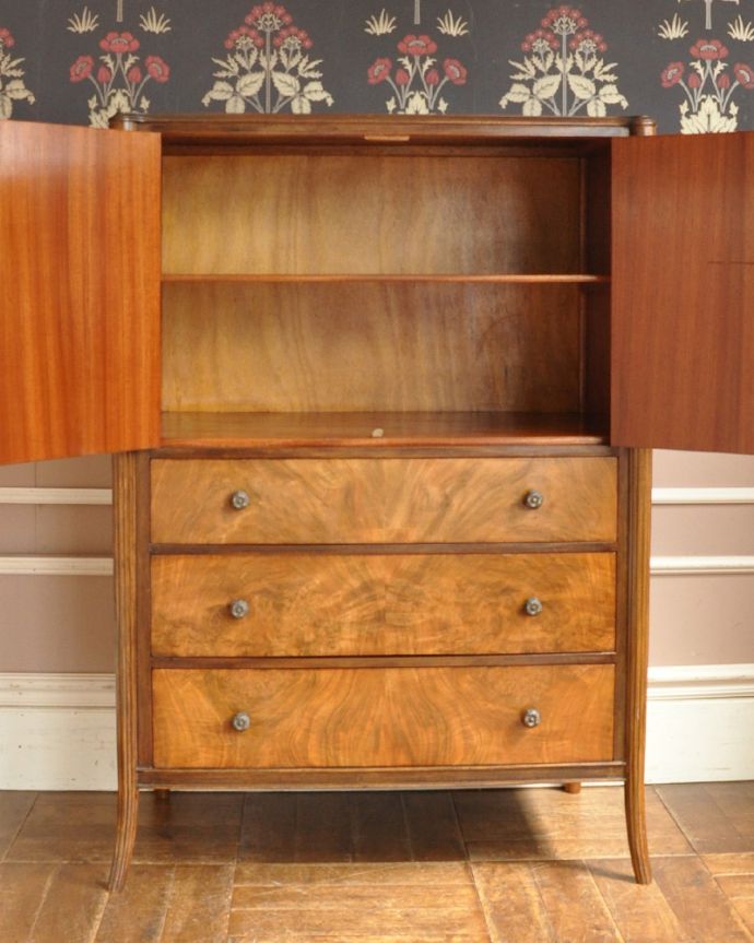 アンティークのチェスト　アンティーク家具　表情豊かなウォルナット材の木目がとっても美しい、アンティークのカップボードチェスト（食器棚）。扉の中には日常使いの食器を収納してみましょう。(k-1427-f)