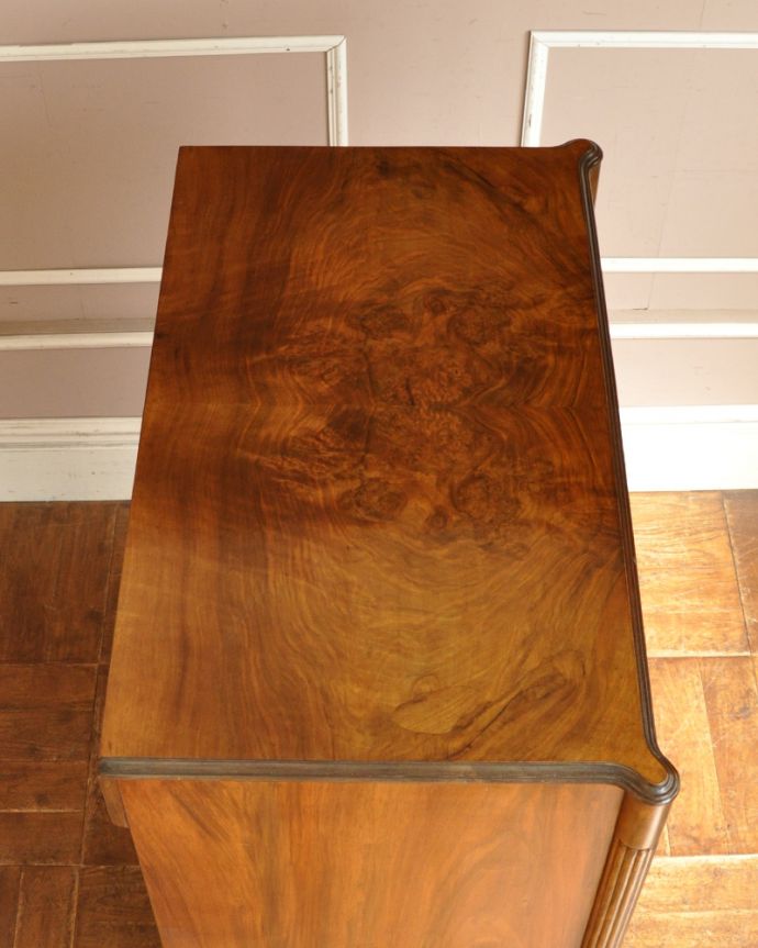 アンティークのチェスト　アンティーク家具　表情豊かなウォルナット材の木目がとっても美しい、アンティークのカップボードチェスト（食器棚）。天板もキレイな状態で仕上げてあります。(k-1427-f)