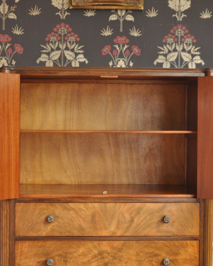 アンティークのチェスト　アンティーク家具　表情豊かなウォルナット材の木目がとっても美しい、アンティークのカップボードチェスト（食器棚）。文庫本も入る高さなので、本棚にしても良いですね！棚板は可動です。(k-1427-f)