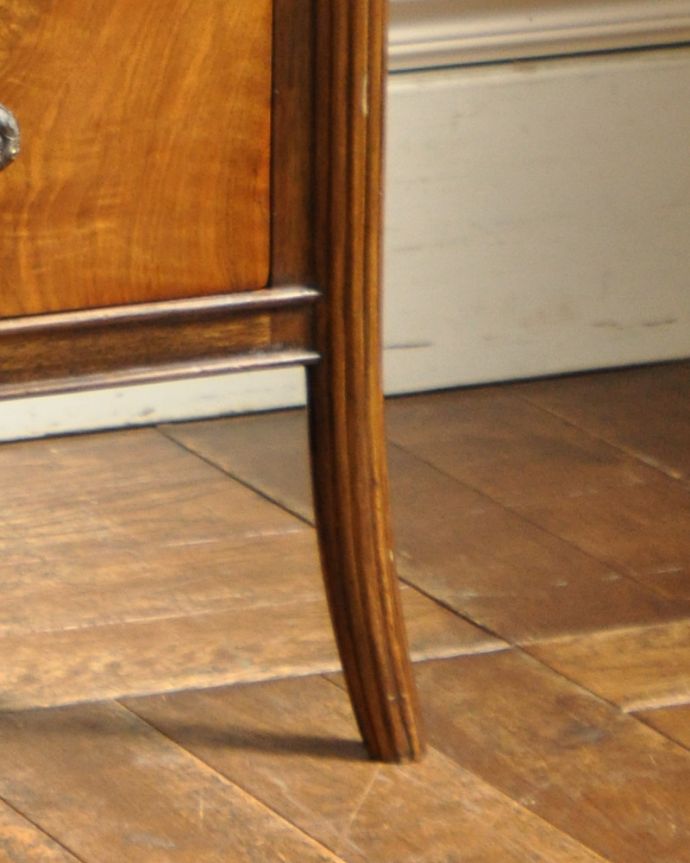 アンティークのチェスト　アンティーク家具　表情豊かなウォルナット材の木目がとっても美しい、アンティークのカップボードチェスト（食器棚）。脚のデザインまでこだわっています。(k-1427-f)