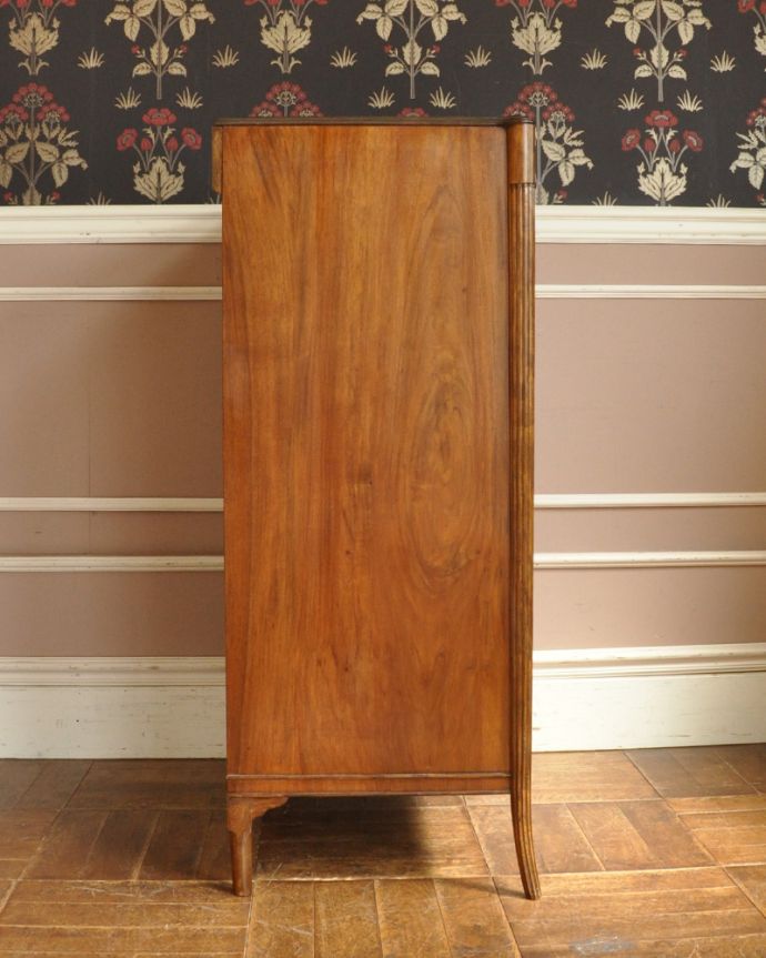 アンティークのチェスト　アンティーク家具　表情豊かなウォルナット材の木目がとっても美しい、アンティークのカップボードチェスト（食器棚）。サイドもしっかり作られています。(k-1427-f)