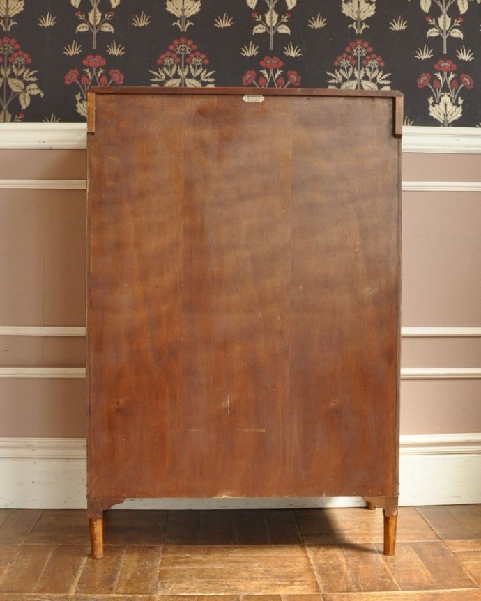 アンティークのチェスト　アンティーク家具　表情豊かなウォルナット材の木目がとっても美しい、アンティークのカップボードチェスト（食器棚）。アンティークは新品ではないので、もちろん経年変化によるキズはありますが、専門の職人が目立たないようキレイにお直しをしているので、後姿までキレイです。(k-1427-f)