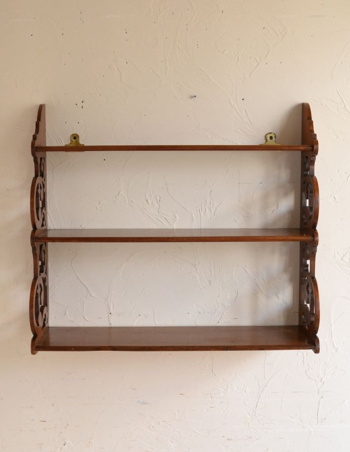 ウォールシェルフ・ウォールハンガー　アンティーク家具　ウォルナット材を使用した贅沢なシェルフ、英国アンティークの壁付け3段ラック。リビングやキッチンの飾り棚にしたり、子供部屋に飾っておもちゃを置いても可愛いです。(k-1429-f)
