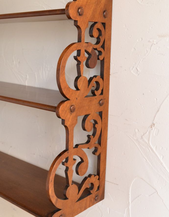 ウォールシェルフ・ウォールハンガー　アンティーク家具　ウォルナット材を使用した贅沢なシェルフ、英国アンティークの壁付け3段ラック。ウォルナット材の透かし彫りが美しいデザインです。(k-1429-f)