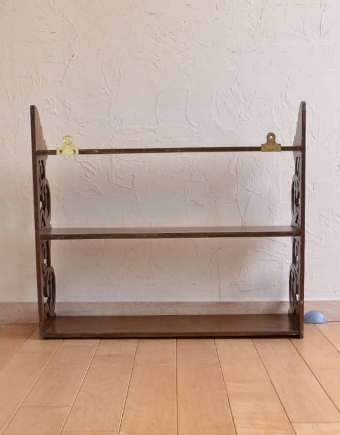 ウォールシェルフ・ウォールハンガー　アンティーク家具　ウォルナット材を使用した贅沢なシェルフ、英国アンティークの壁付け3段ラック。キチンとメンテナンスしてあるので、裏側もキレイです。(k-1429-f)