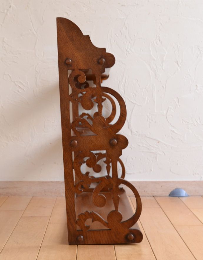 ウォールシェルフ・ウォールハンガー　アンティーク家具　ウォルナット材を使用した贅沢なシェルフ、英国アンティークの壁付け3段ラック。アンティークは新品ではないので、経年変化によるキズはありますが、専門の職人によって目立たないようにキレイにお直しをしています。(k-1429-f)