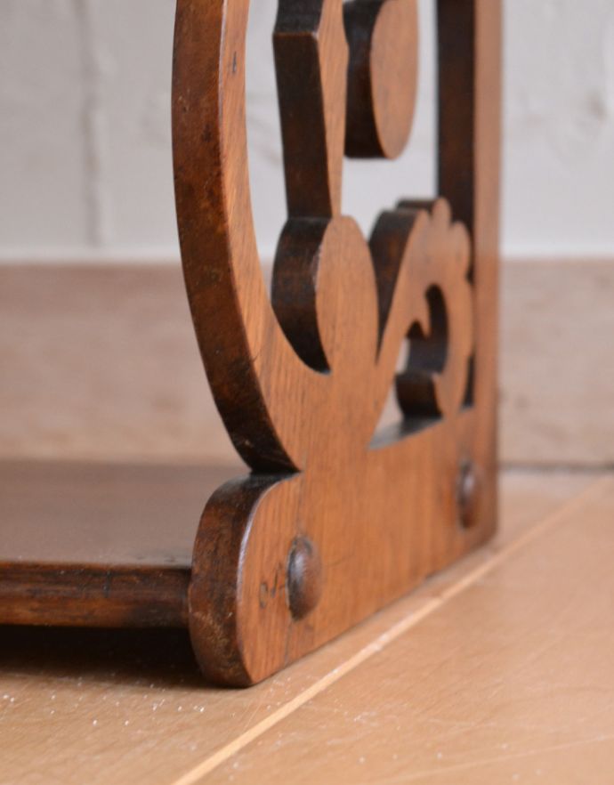 ウォールシェルフ・ウォールハンガー　アンティーク家具　ウォルナット材を使用した贅沢なシェルフ、英国アンティークの壁付け3段ラック。脚付きなので、床置きもできます。(k-1429-f)