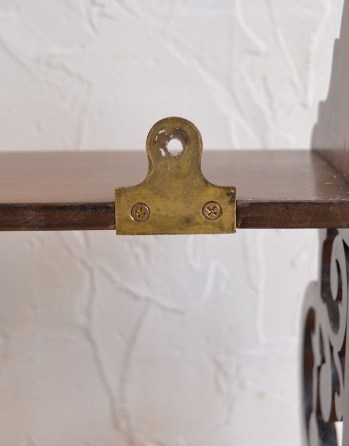 ウォールシェルフ・ウォールハンガー　アンティーク家具　ウォルナット材を使用した贅沢なシェルフ、英国アンティークの壁付け3段ラック。壁に取り付ける用の金具が付いています。(k-1429-f)