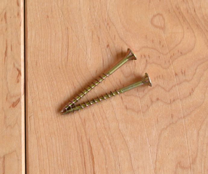 ウォールシェルフ・ウォールハンガー　アンティーク家具　ウォルナット材を使用した贅沢なシェルフ、英国アンティークの壁付け3段ラック。※ビスも一緒にお送りします。(k-1429-f)