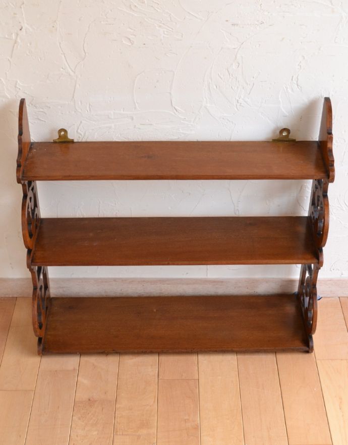 ウォールシェルフ・ウォールハンガー　アンティーク家具　ウォルナット材を使用した贅沢なシェルフ、英国アンティークの壁付け3段ラック。棚は広々しているので写真立てや絵を飾ってもステキ。(k-1429-f)