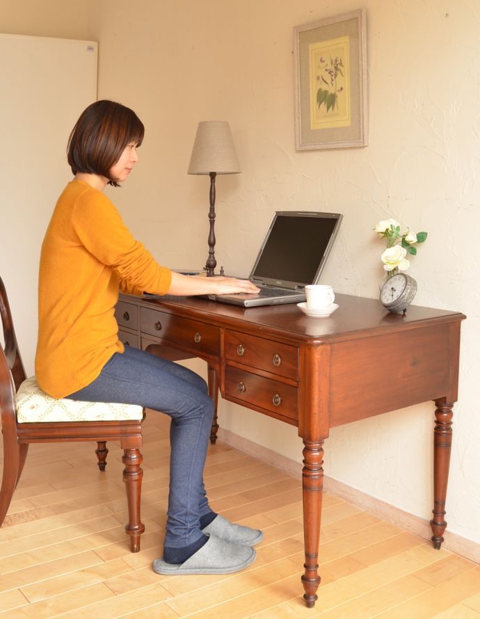 ロイドテーブル　アンティーク家具　デスクトップのパソコンも置けるアンティークのデスク。どんなイスと合わせても、相性バツグン。(k-1430-f)
