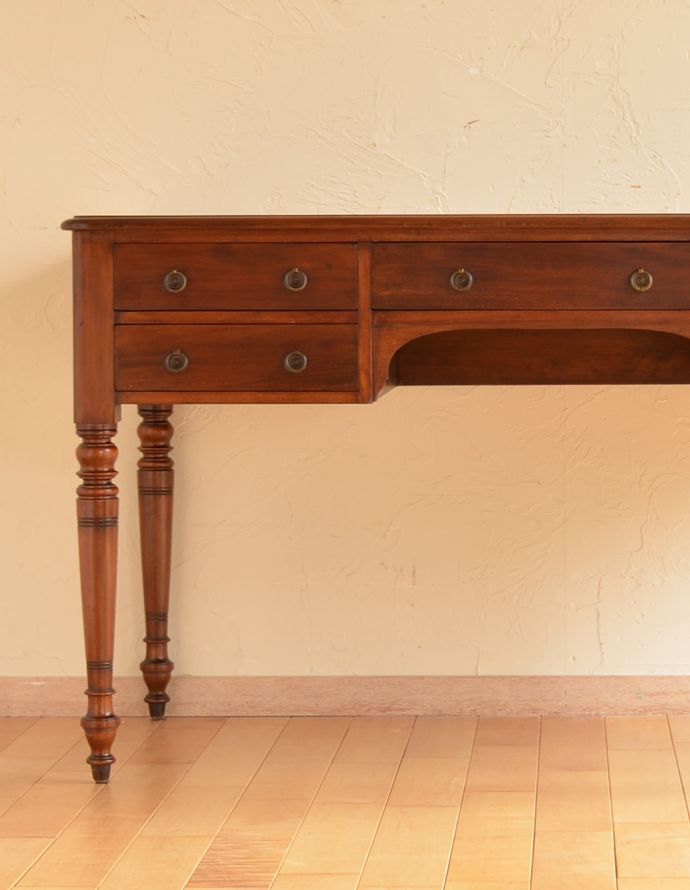ロイドテーブル　アンティーク家具　デスクトップのパソコンも置けるアンティークのデスク。パソコンデスクとしてはもちろん、読書やお化粧などなどオールマイティーに活躍してくれます！。(k-1430-f)