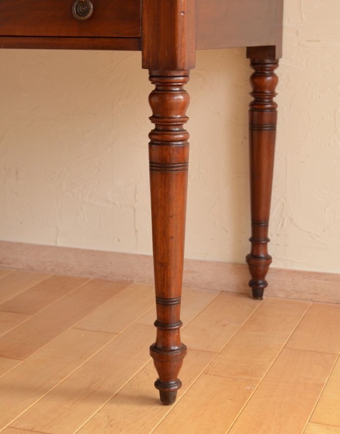 ロイドテーブル　アンティーク家具　デスクトップのパソコンも置けるアンティークのデスク。しっかりテーブルを支えます。(k-1430-f)