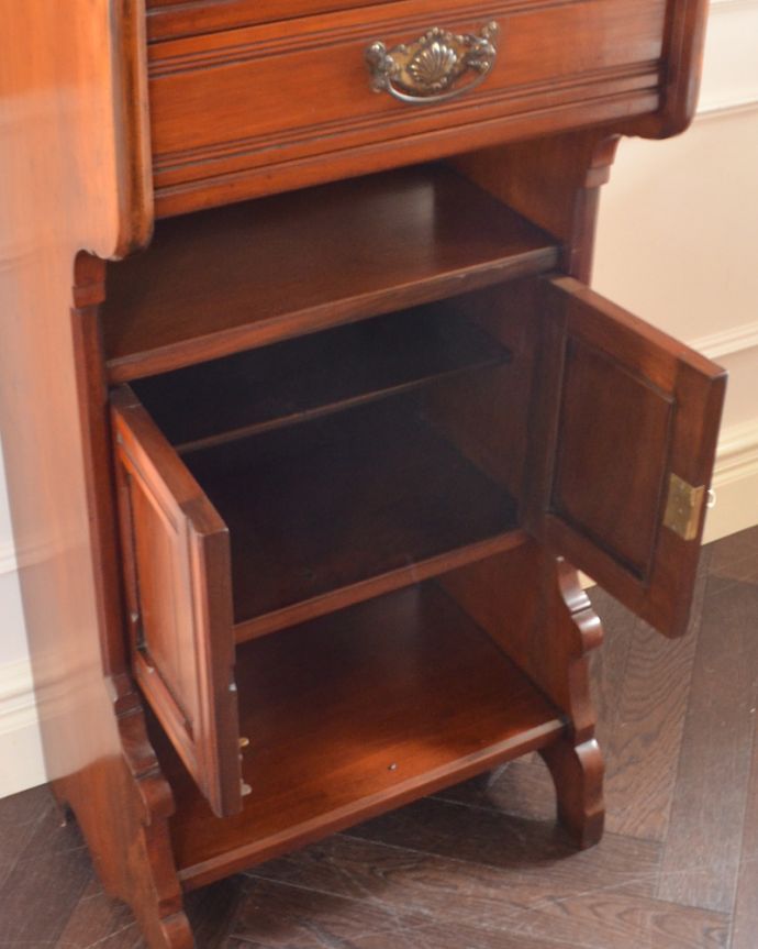 アンティークのドレッサー　アンティーク家具　英国アンティーク家具、どこにでも置ける美しいドレッシングチェスト（スモールキャビネット）。扉と引出し両方の収納がついているので、便利にお使いいただけます。(k-1434-f)