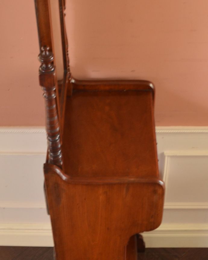 アンティークのドレッサー　アンティーク家具　英国アンティーク家具、どこにでも置ける美しいドレッシングチェスト（スモールキャビネット）。天板もキレイに仕上げました。(k-1434-f)