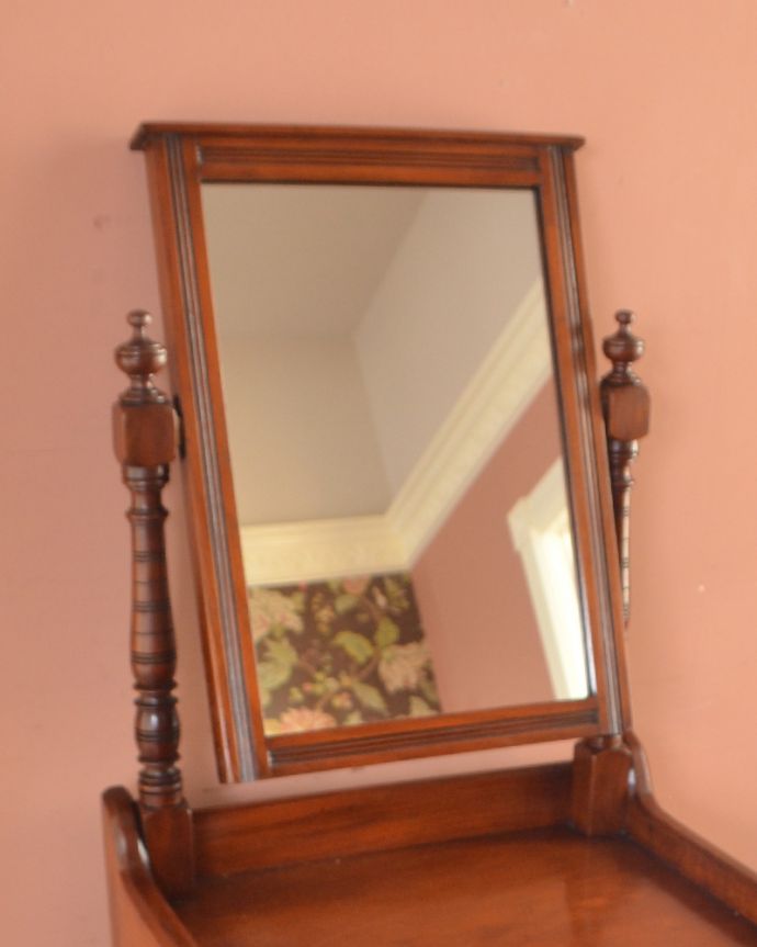 アンティークのドレッサー　アンティーク家具　英国アンティーク家具、どこにでも置ける美しいドレッシングチェスト（スモールキャビネット）。ミラーはお部屋を広く明るく見せる効果もあり、ディスプレイも楽しめます。(k-1434-f)