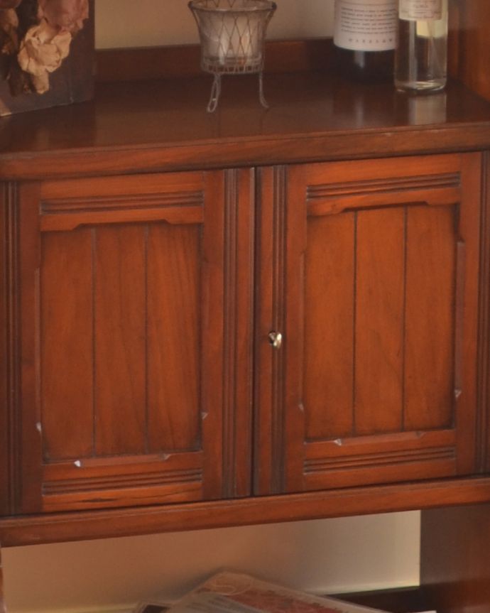 アンティークのドレッサー　アンティーク家具　英国アンティーク家具、どこにでも置ける美しいドレッシングチェスト（スモールキャビネット）。鍵を引っ掛けて取っ手のようにして開閉してください。(k-1434-f)