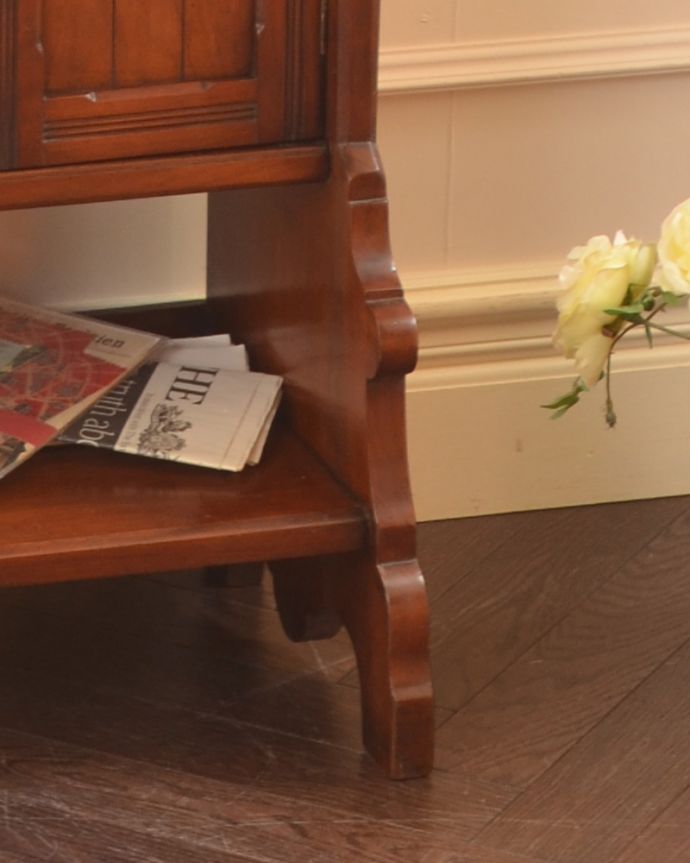 アンティークのドレッサー　アンティーク家具　英国アンティーク家具、どこにでも置ける美しいドレッシングチェスト（スモールキャビネット）。職人のこだわりを感じる美しい脚の装飾。(k-1434-f)