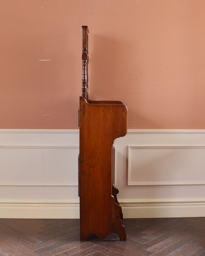 アンティークのドレッサー　アンティーク家具　英国アンティーク家具、どこにでも置ける美しいドレッシングチェスト（スモールキャビネット）。奥行きはそれほどないので、お部屋に圧迫感もなく使いやすいです。(k-1434-f)