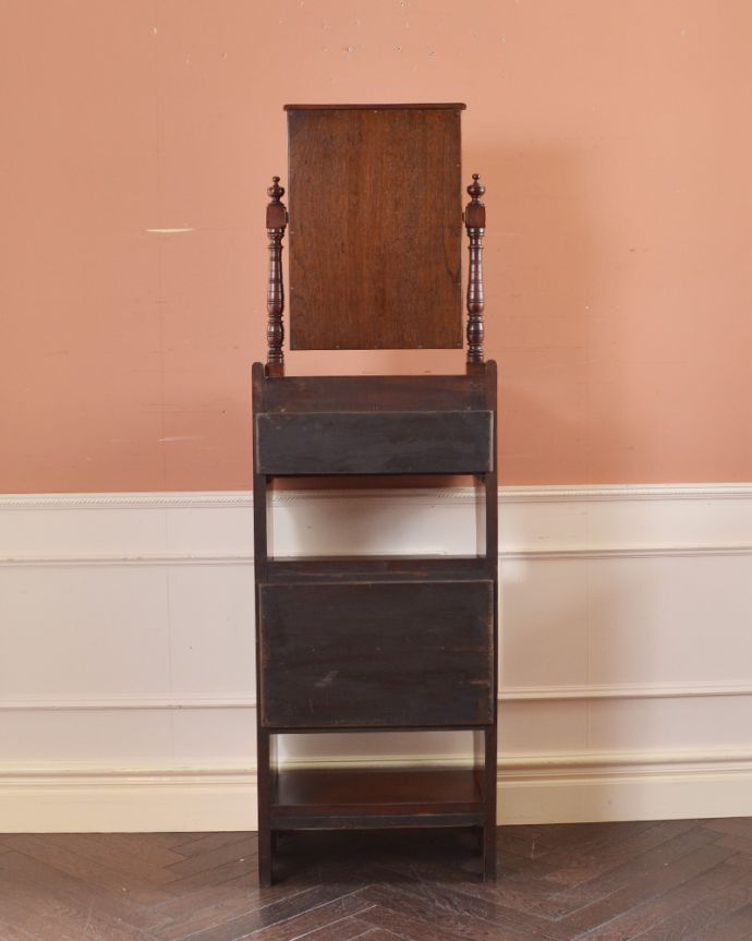 アンティークのドレッサー　アンティーク家具　英国アンティーク家具、どこにでも置ける美しいドレッシングチェスト（スモールキャビネット）。アンティークは新品ではないので、もちろん経年変化によるキズはありますが、専門の職人が目立たないようキレイにお直しをしているので、後姿までキレイです。(k-1434-f)