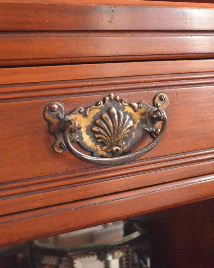 アンティークのドレッサー　アンティーク家具　英国アンティーク家具、どこにでも置ける美しいドレッシングチェスト（スモールキャビネット）。引出しの取っ手です。(k-1434-f)
