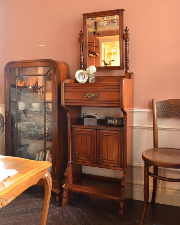 アンティークのドレッサー　アンティーク家具　英国アンティーク家具、どこにでも置ける美しいドレッシングチェスト（スモールキャビネット）。立ったまま鏡が見れる、いろんな用途で使える家具めずらしいデザインの家具。(k-1434-f)