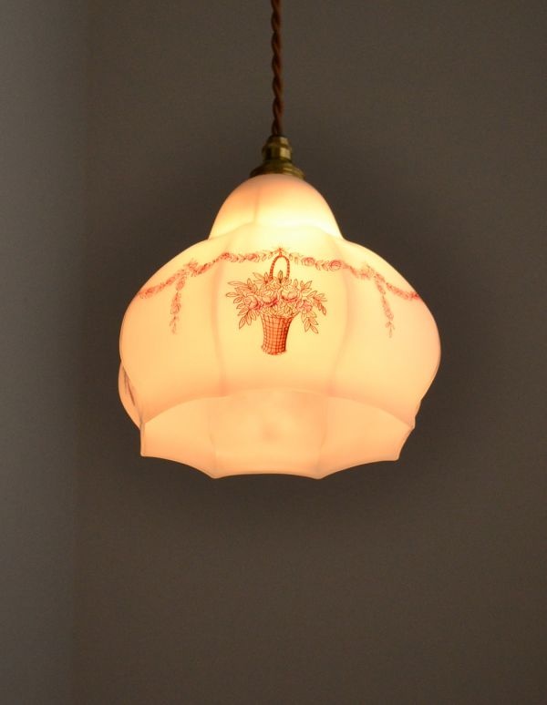 ペンダントライト　照明・ライティング　薔薇のフラワーリースと花かごが可愛いアンティークペンダントライト。アンティークのミルクガラスは、光を通すとなんとも言えないステキな雰囲気でお部屋を照らしてくれます。(k-1437-z)