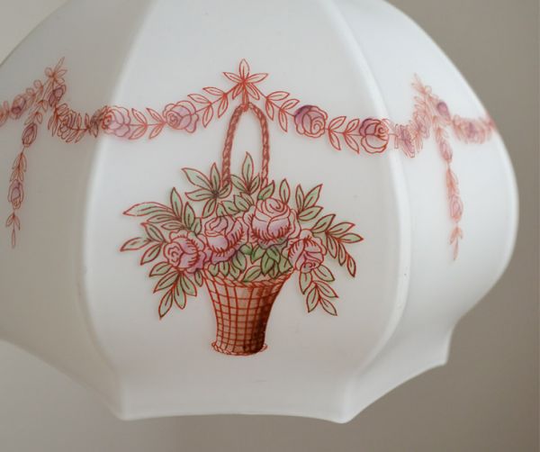 ペンダントライト　照明・ライティング　薔薇のフラワーリースと花かごが可愛いアンティークペンダントライト。シェードは、アンティークのため、誤差があったり、キズ、汚れが入っている場合もあります。(k-1437-z)