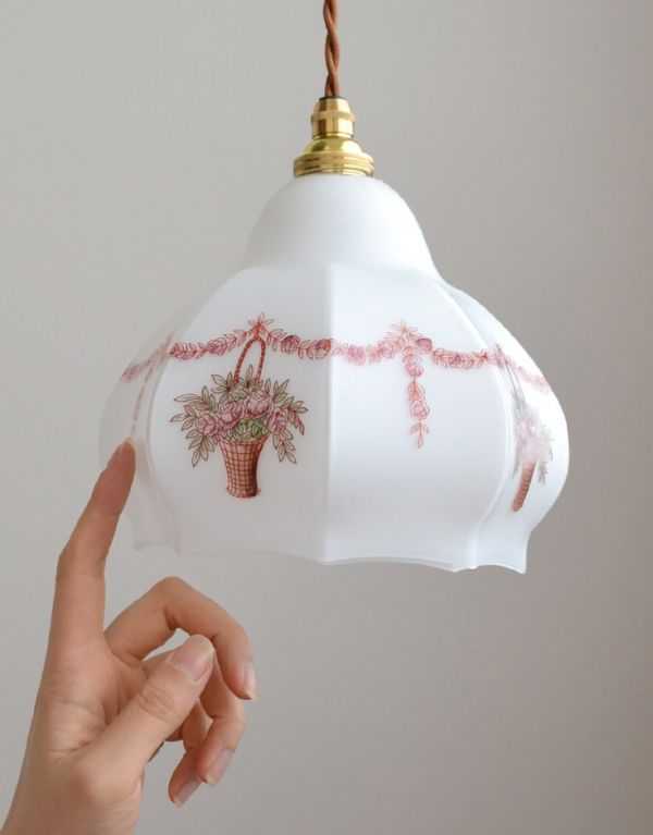 ペンダントライト　照明・ライティング　薔薇のフラワーリースと花かごが可愛いアンティークペンダントライト。ふわんと膨らんだ優しいシルエットのランプは、１つでも存在感たっぷりです。(k-1437-z)