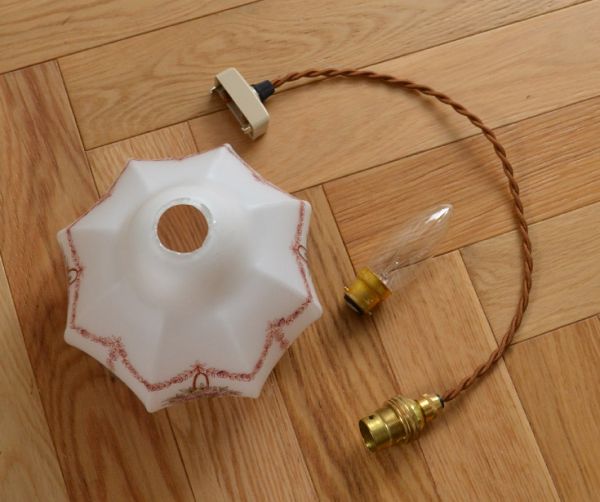 ペンダントライト　照明・ライティング　薔薇のフラワーリースと花かごが可愛いアンティークペンダントライト。ガラスシェード、コード、電球1個をセットでお届けするので、届いてすぐに取り付けられます。(k-1437-z)