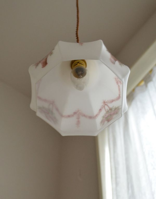 ペンダントライト　照明・ライティング　薔薇のフラワーリースと花かごが可愛いアンティークペンダントライト。【 シェードのサイズ 】幅19×奥行19×高さ15cmコードは50、80cm以外にも、ご希望の長さで加工してお届けします。(k-1437-z)