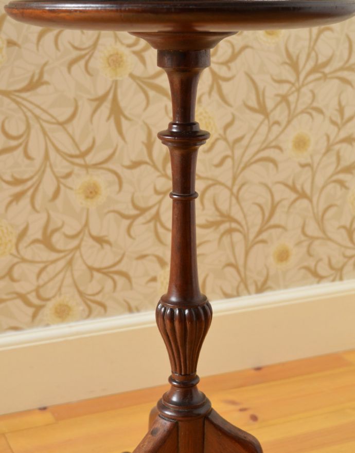 ロイドテーブル　アンティーク家具　木製の丸いイギリスアンティーク家具、ティーテーブル（オケージョナルテーブル）。１つ１つキレイな装飾には、思わずうっとりしてしまいます。(k-1439-f)