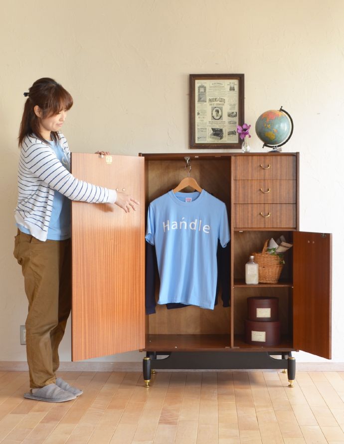 G-PLAN(Gプラン)　アンティーク家具　トラー＆ブラックのヴィンテージ家具、G-ＰＬＡＮのキャビネット（スモールローブ）。細かく仕切りがあるので、バッグや靴を整頓できます。(k-1440-f)