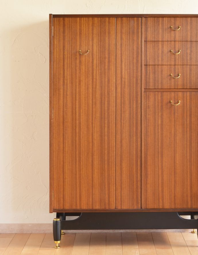 G-PLAN(Gプラン)　アンティーク家具　トラー＆ブラックのヴィンテージ家具、G-ＰＬＡＮのキャビネット（スモールローブ）。脚があるので軽やかな印象です。(k-1440-f)