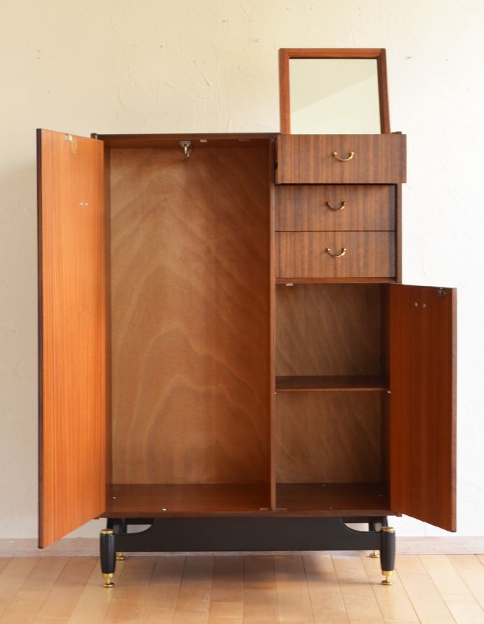 G-PLAN(Gプラン)　アンティーク家具　トラー＆ブラックのヴィンテージ家具、G-ＰＬＡＮのキャビネット（スモールローブ）。アイロンを掛け終ったシャツをハンガーに掛けたまましまえます。(k-1440-f)