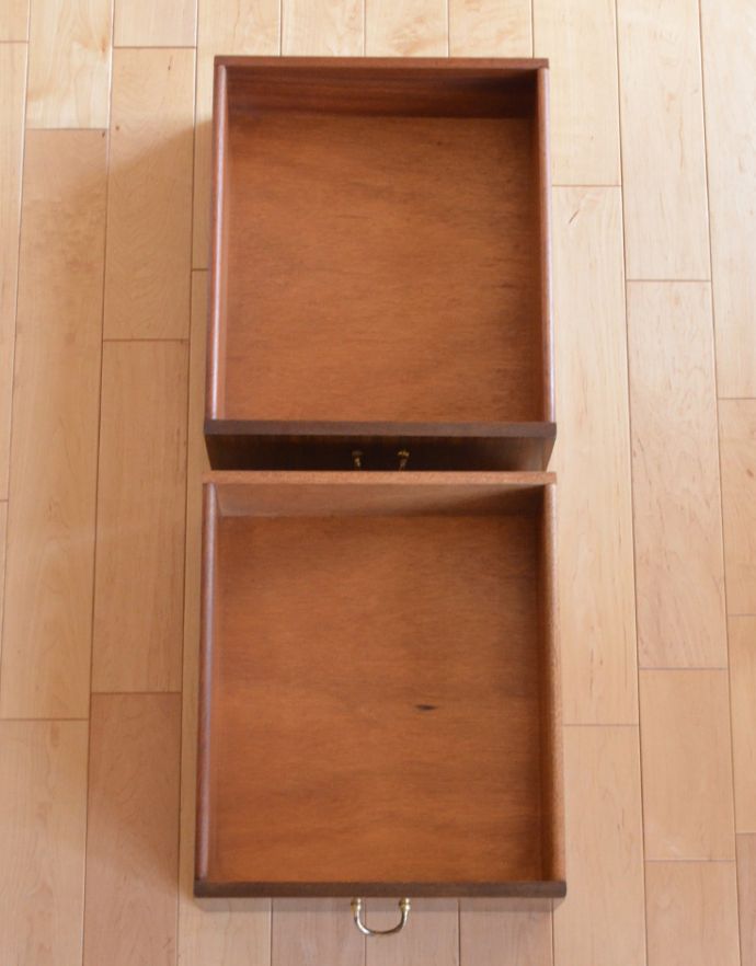 G-PLAN(Gプラン)　アンティーク家具　トラー＆ブラックのヴィンテージ家具、G-ＰＬＡＮのキャビネット（スモールローブ）。引き出しは3杯付いています。(k-1440-f)