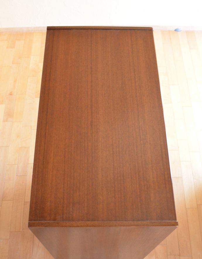 G-PLAN(Gプラン)　アンティーク家具　トラー＆ブラックのヴィンテージ家具、G-ＰＬＡＮのキャビネット（スモールローブ）。天板もキレイに塗装を仕上げました。(k-1440-f)