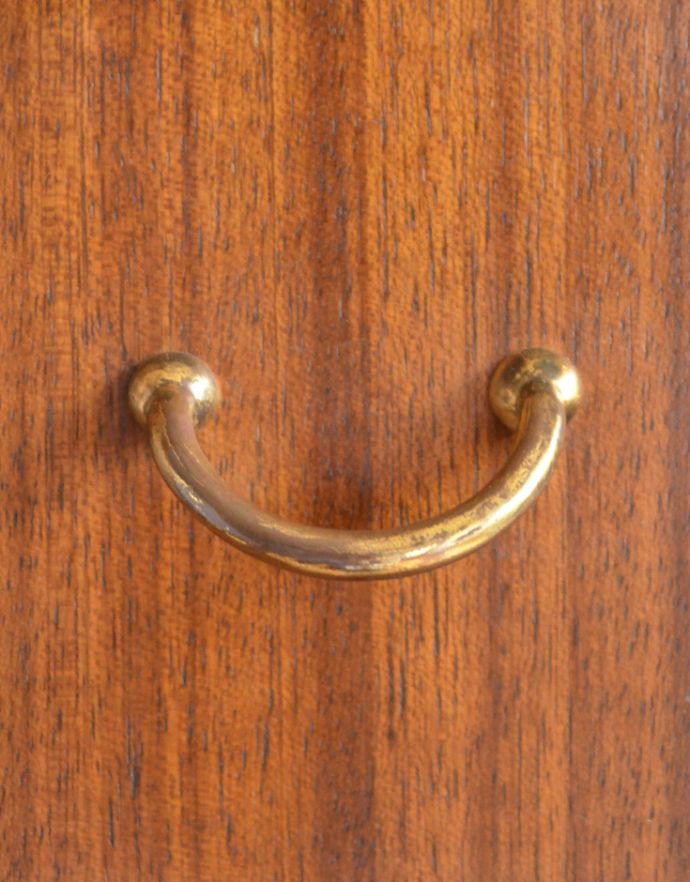 G-PLAN(Gプラン)　アンティーク家具　トラー＆ブラックのヴィンテージ家具、G-ＰＬＡＮのキャビネット（スモールローブ）。ゴールドの取っ手です。(k-1440-f)