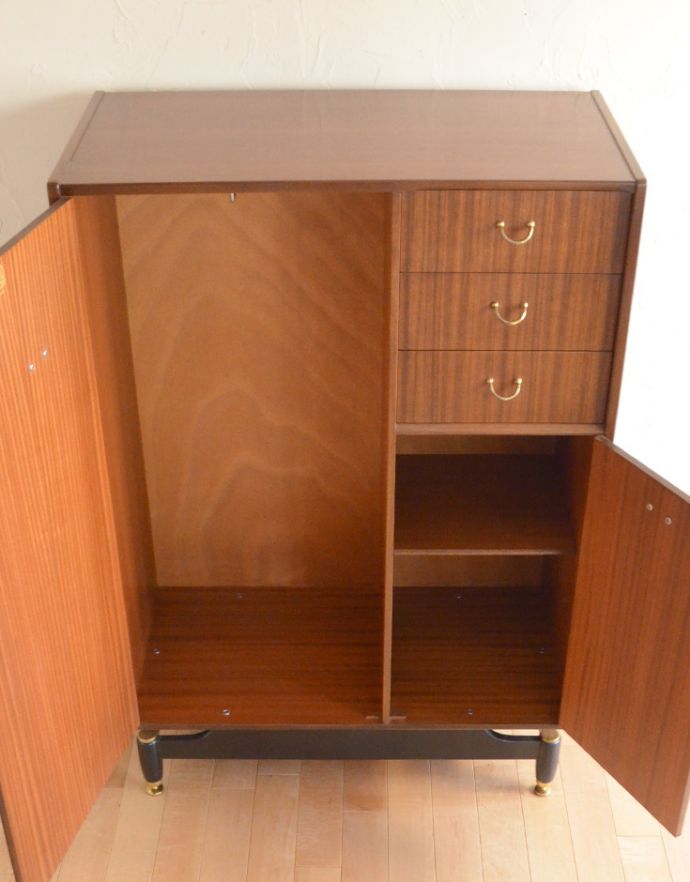 G-PLAN(Gプラン)　アンティーク家具　トラー＆ブラックのヴィンテージ家具、G-ＰＬＡＮのキャビネット（スモールローブ）。内側も木肌の色です。(k-1440-f)