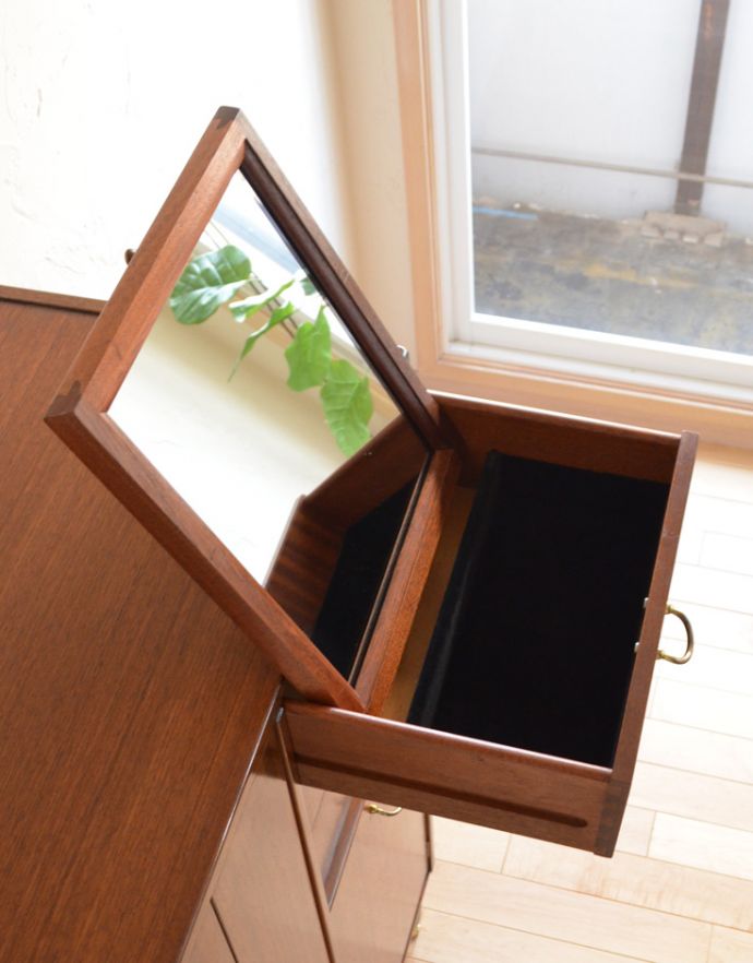 G-PLAN(Gプラン)　アンティーク家具　トラー＆ブラックのヴィンテージ家具、G-ＰＬＡＮのキャビネット（スモールローブ）。上段の引き出しからミラーが出てきます。(k-1440-f)