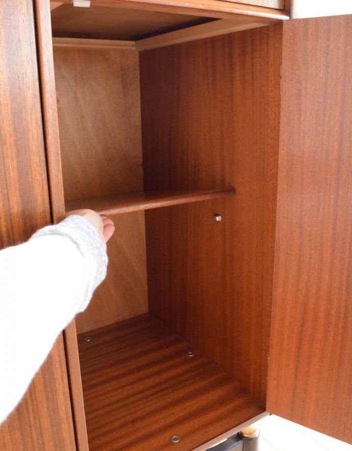 G-PLAN(Gプラン)　アンティーク家具　トラー＆ブラックのヴィンテージ家具、G-ＰＬＡＮのキャビネット（スモールローブ）。棚板は可動です。(k-1440-f)